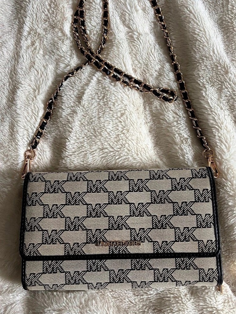 Michael Kors Jet Set Travel Medium Multifunction Phone Crossbody Phone Crossbody